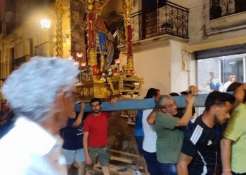 Chiaramonte, il simulacro di San Vito a spalla sino in chiesa Madre