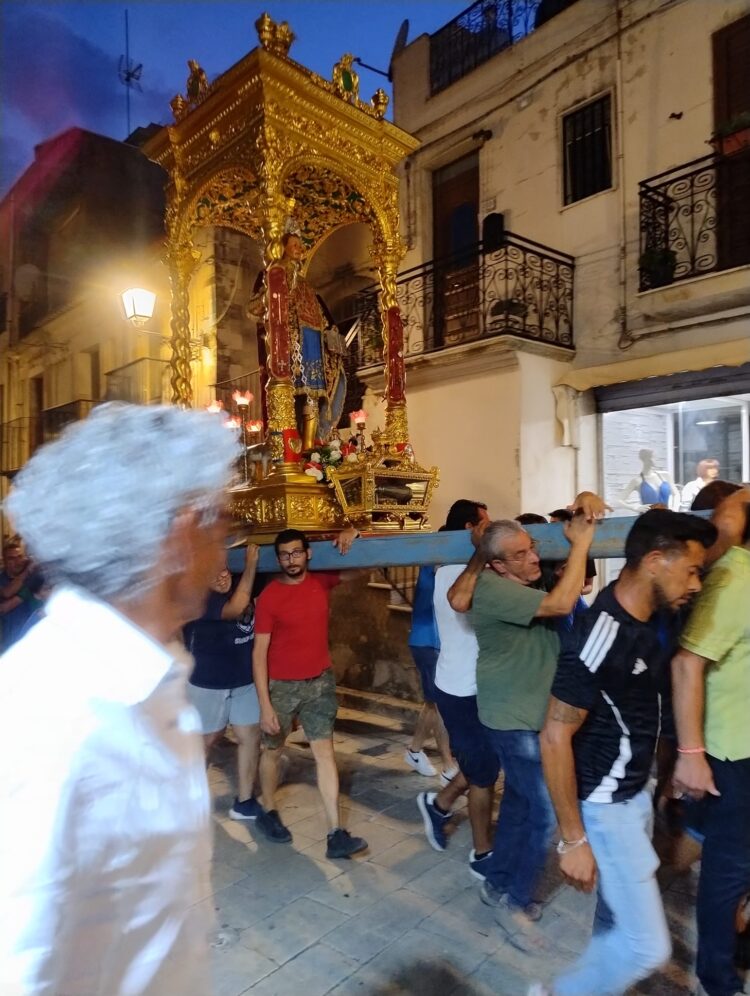 Chiaramonte, il simulacro di San Vito a spalla sino in chiesa Madre