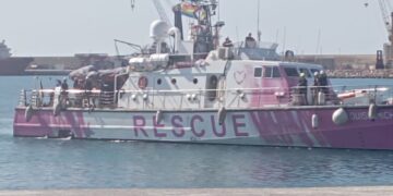Pozzallo, sbarcati 21 migranti. Ci sono alcuni casi di scabbia