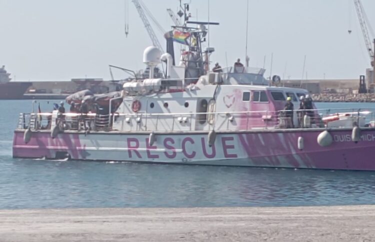 Pozzallo, sbarcati 21 migranti. Ci sono alcuni casi di scabbia