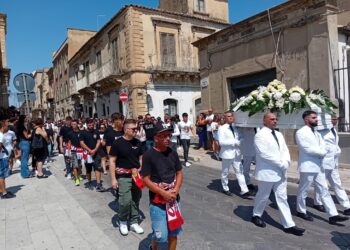 Ancora uno straziante funerale di una vittima della strada, questa mattina l’addio a Nicole Lorefice morta in Grecia per un incidente