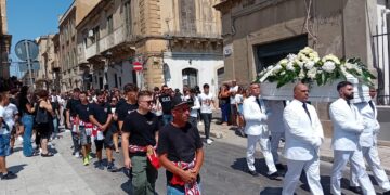 Ancora uno straziante funerale di una vittima della strada, questa mattina l’addio a Nicole Lorefice morta in Grecia per un incidente