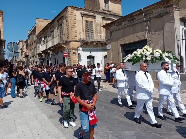 Ancora uno straziante funerale di una vittima della strada, questa mattina l’addio a Nicole Lorefice morta in Grecia per un incidente