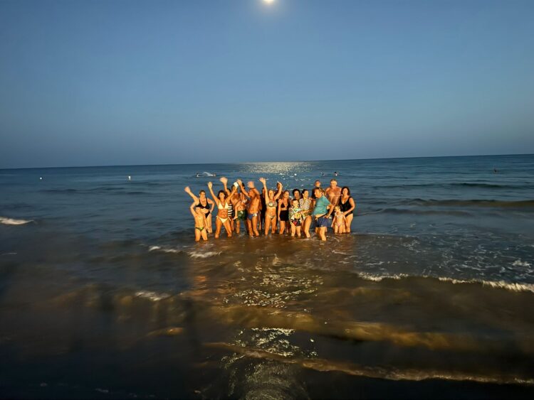 Flash mob a Sampieri per salutare il Ferragosto