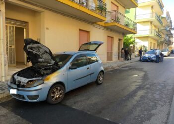 Ragusa, al rogo un’auto in via delle Madonie