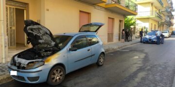Ragusa, al rogo un’auto in via delle Madonie
