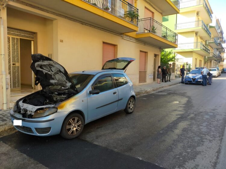 Ragusa, al rogo un’auto in via delle Madonie