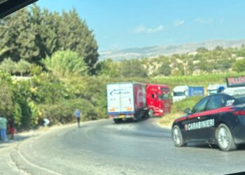 Vittoria, perde il controllo del tir e il trattore va in testa coda