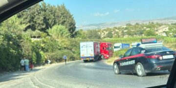 Vittoria, perde il controllo del tir e il trattore va in testa coda