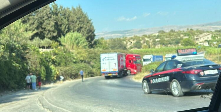 Vittoria, perde il controllo del tir e il trattore va in testa coda
