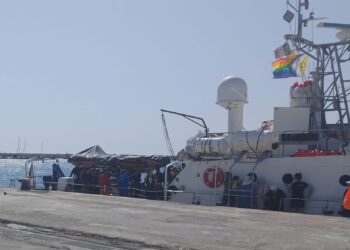 Pozzallo, terminato lo sbarco dei. 43 migranti dalla Ong Louise Michel