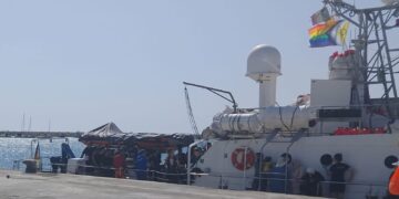 Pozzallo, terminato lo sbarco dei. 43 migranti dalla Ong Louise Michel