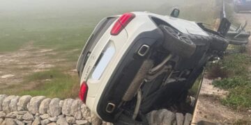 Ragusa, auto finisce su un muretto di pietra a secco