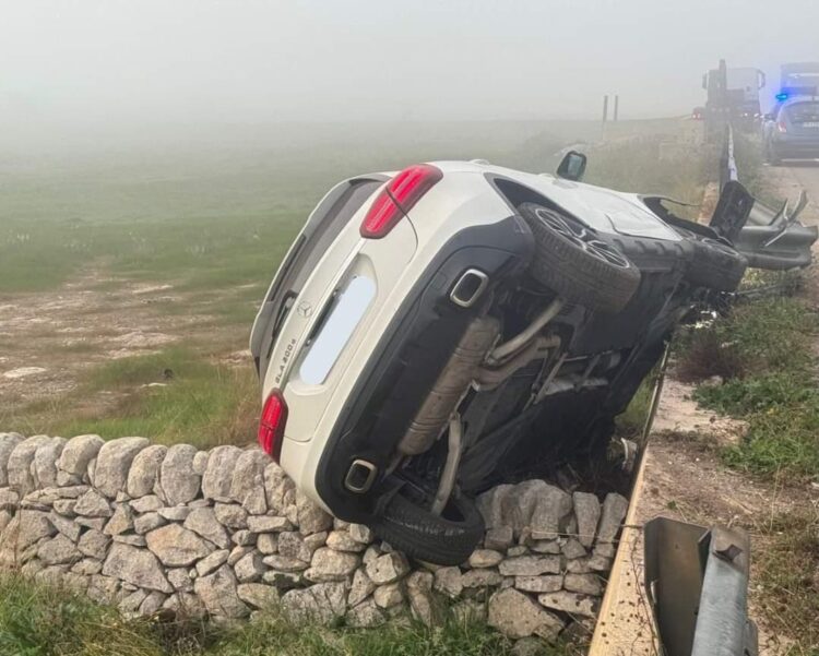 Ragusa, auto finisce su un muretto di pietra a secco