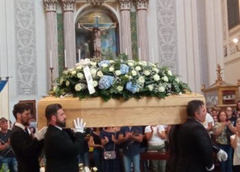 Comiso, i funerali di un’altra giovane vita spezzata: lacrime e dolore all’Annunziata per Rosario Pace