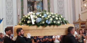 Comiso, i funerali di un’altra giovane vita spezzata: lacrime e dolore all’Annunziata per Rosario Pace