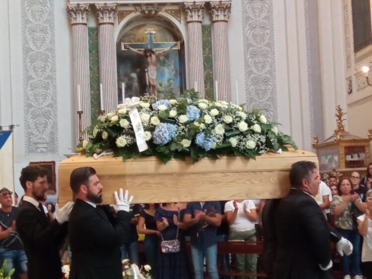 Comiso, i funerali di un’altra giovane vita spezzata: lacrime e dolore all’Annunziata per Rosario Pace