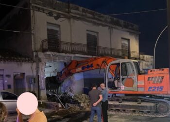 Assalto all’ufficio postale di Roccazzo: portato via il Postamat con un escavatore