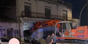 Assalto all’ufficio postale di Roccazzo: portato via il Postamat con un escavatore