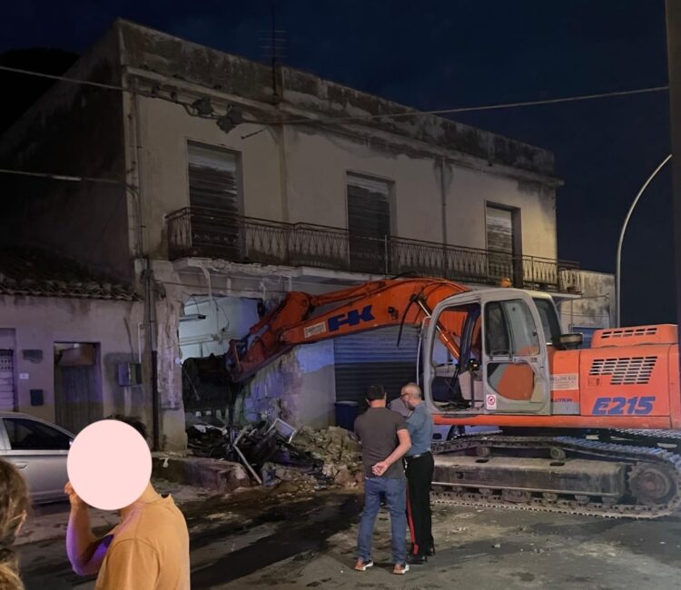 Assalto all’ufficio postale di Roccazzo: portato via il Postamat con un escavatore