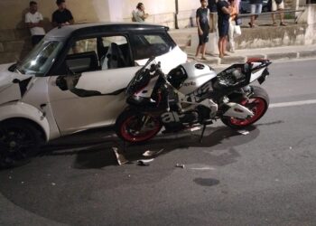 Scontro minicar-moto a Comiso, un ferito