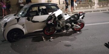 Scontro minicar-moto a Comiso, un ferito