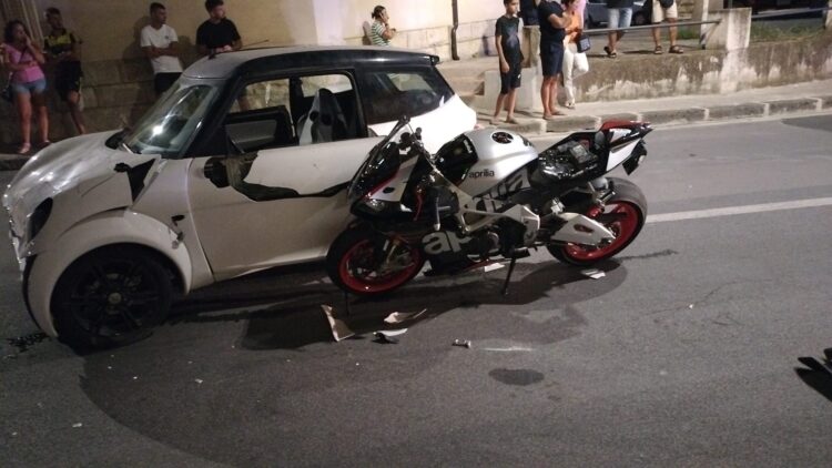 Scontro minicar-moto a Comiso, un ferito
