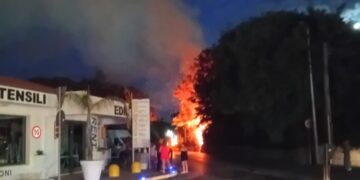 Incendio in via Sacro Cuore a Modica a una cabina Enel, zona al buio per quasi tre ore