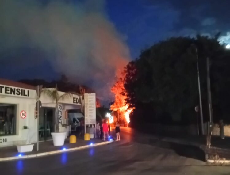 Incendio in via Sacro Cuore a Modica a una cabina Enel, zona al buio per quasi tre ore
