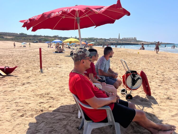 Scicli, attiva la postazione di salvamento con torretta nella spiaggia limitrofa alla fornace Penna