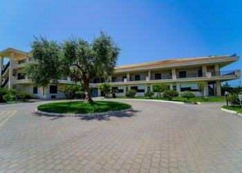 Scoglitti, nonno e nipotino cadono nel vuoto per il distacco di un parapetto lungo una scala esterna di accesso a un hotel