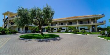 Scoglitti, nonno e nipotino cadono nel vuoto per il distacco di un parapetto lungo una scala esterna di accesso a un hotel
