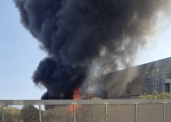 Pozzallo, capannone in fiamme alla zona industriale