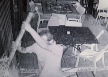 Ragusa, prende a picconate la porta di un ristorante. La videosorveglianza avvisa il proprietario che lo costringe a desistere