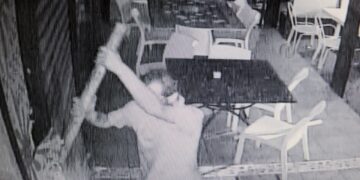 Ragusa, prende a picconate la porta di un ristorante. La videosorveglianza avvisa il proprietario che lo costringe a desistere