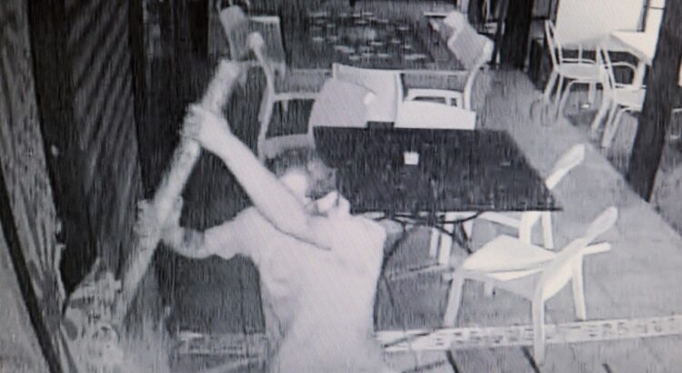 Ragusa, prende a picconate la porta di un ristorante. La videosorveglianza avvisa il proprietario che lo costringe a desistere