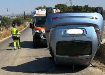 Sampieri, si schianta su un muretto e si ribalta con l’auto