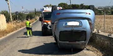 Sampieri, si schianta su un muretto e si ribalta con l’auto