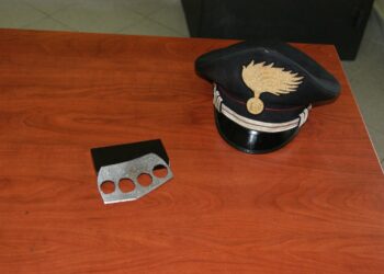 Modica, rapinano uno straniero dopo avere sfondato la porta della sua abitazione con un tirapugni