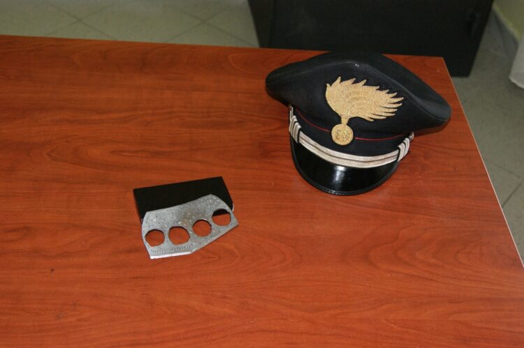 Modica, rapinano uno straniero dopo avere sfondato la porta della sua abitazione con un tirapugni