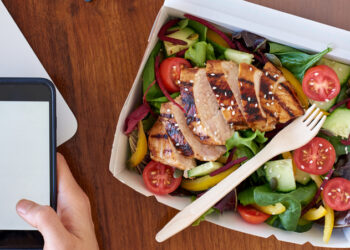 Ragusa, ordinano il cibo a domicilio da un ristorante e non lo pagano: coppia denunciata