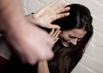 Pedalino, minacce e percosse alla compagna dinanzi al figlio: 22enne albanese finisce ai domiciliari