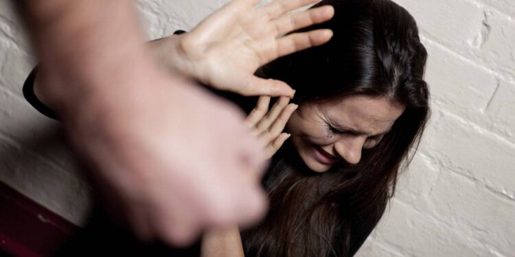 Pedalino, minacce e percosse alla compagna dinanzi al figlio: 22enne albanese finisce ai domiciliari