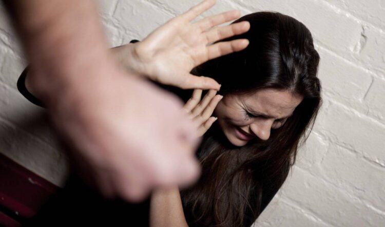 Pedalino, minacce e percosse alla compagna dinanzi al figlio: 22enne albanese finisce ai domiciliari