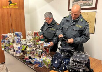 Marina di Ragusa, apponeva marchi falsi sui capi facendoli passare come firmati: denunciato imprenditore