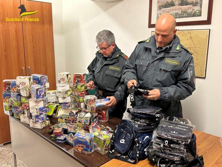 Marina di Ragusa, apponeva marchi falsi sui capi facendoli passare come firmati: denunciato imprenditore