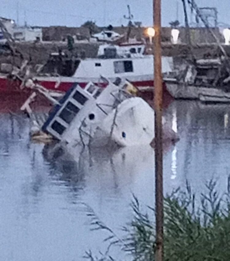 Scoglitti, un motopesca è affondato questa mattina all’interno del porto rifugio