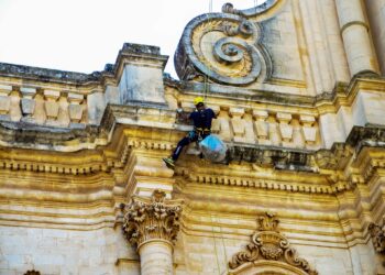 Modica, gli uomini volanti ripuliscono la parte sommitale del duomo di San Giorgio