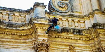 Modica, gli uomini volanti ripuliscono la parte sommitale del duomo di San Giorgio