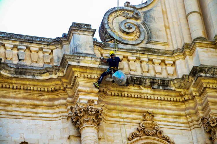 Modica, gli uomini volanti ripuliscono la parte sommitale del duomo di San Giorgio